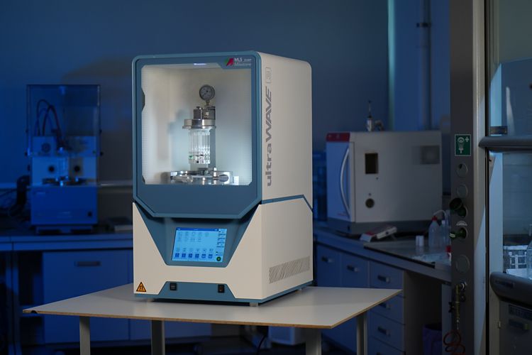 La tecnología SRC logra un nivel de rendimiento excepcional combinando el calor de las microondas con un reactor a alta presión que interviene simultáneamente como cavidad del microondas y como recipiente.